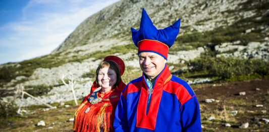 Un couple de Sami en costume traditionnel