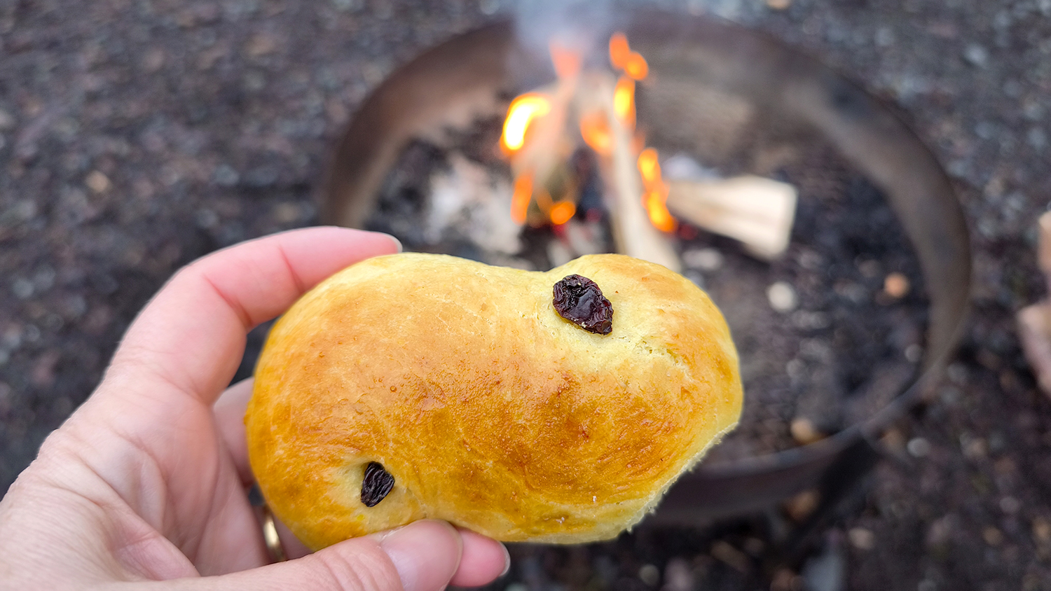 Lussekatter autour d'un brasero pour se réchauffer