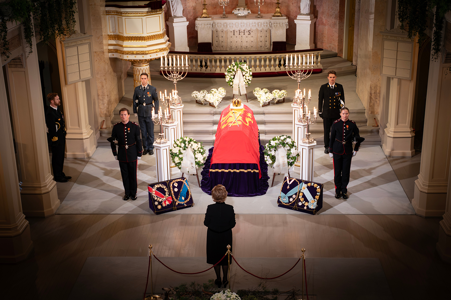 La Reine Sonja se recueille devant le cercueil du roi Harald V