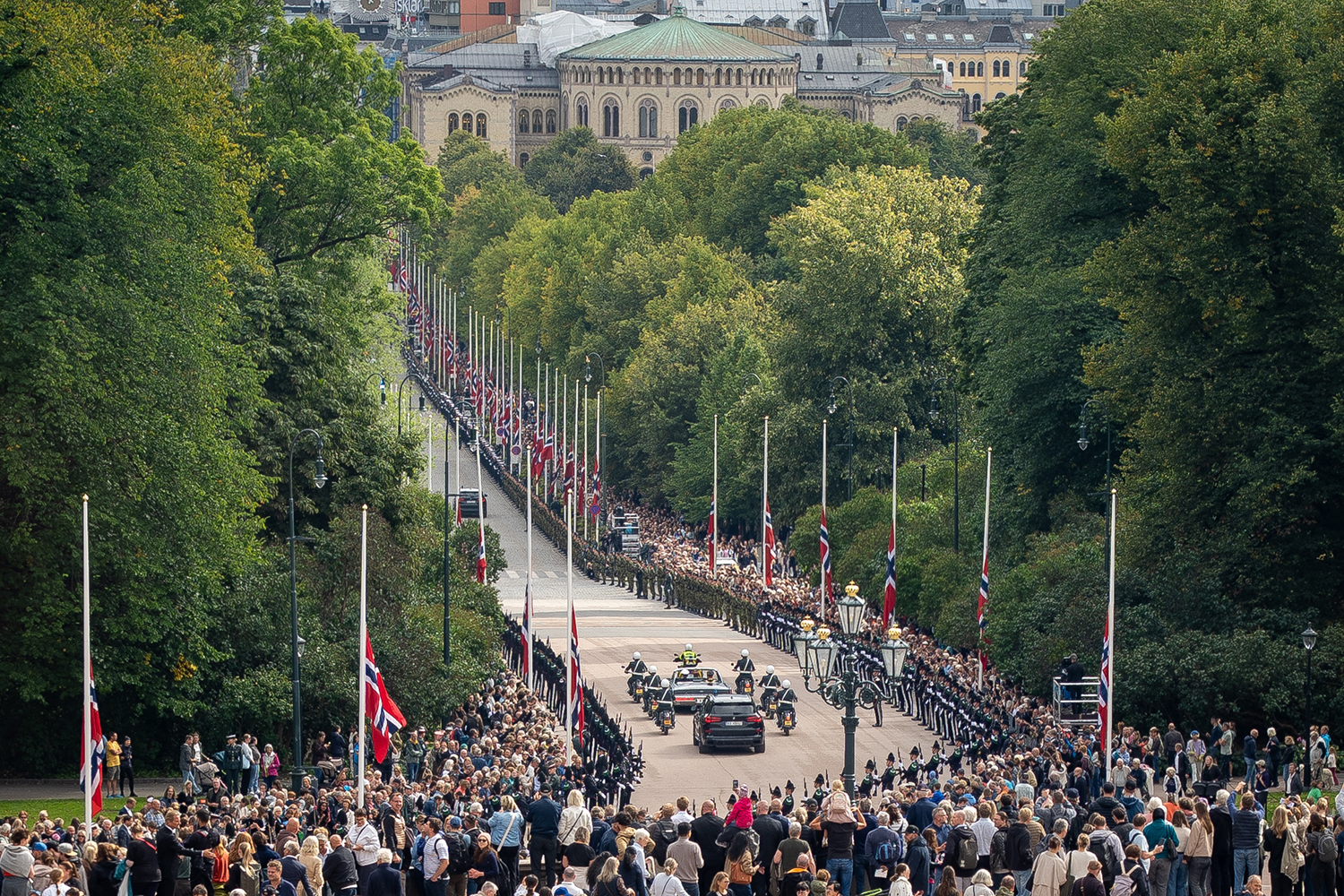 Roi Haakon VIII en route pour prêter serment au Storting 
